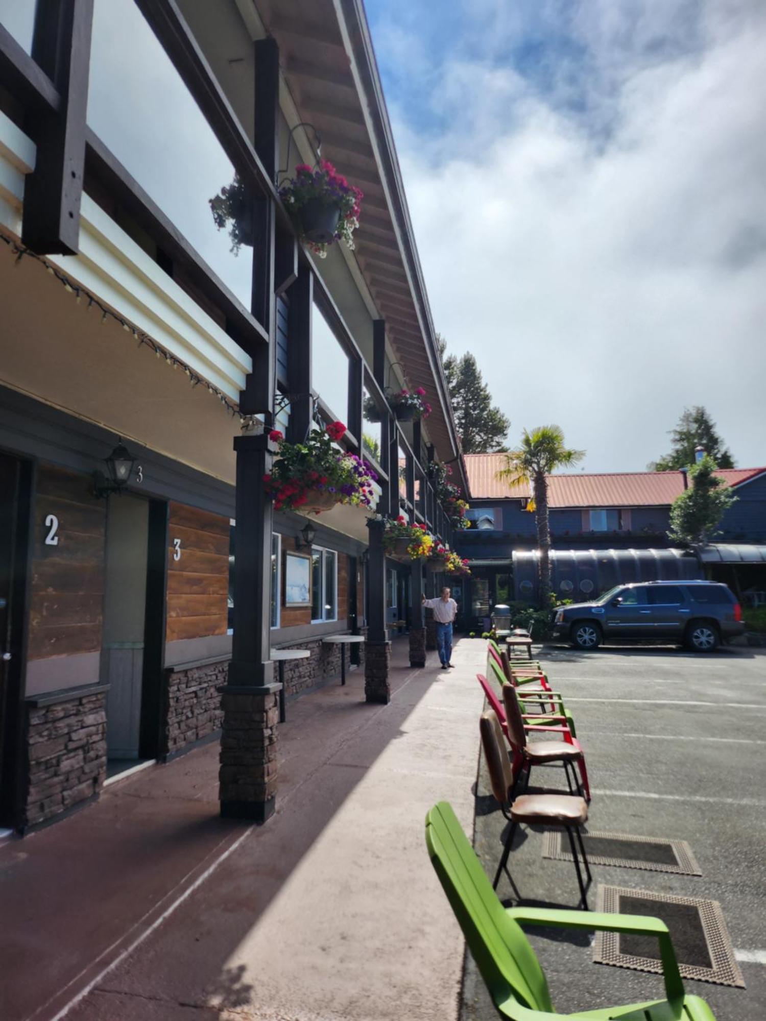 Schooner Motel Tofino Exterior foto